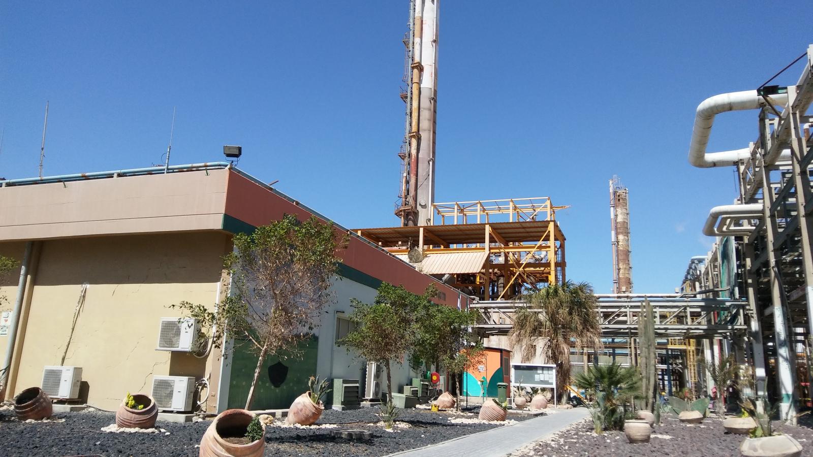 חדר בקרה במפעל. הפקדה על נהלים מחמירים (צילום: דני בלר)